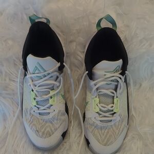 Women's/Mens Giannis Immortality Nike Shoes. Men's Size 9.5 Or Women's Size 11!
